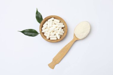 Tahta kaşıkla toz ve tabletlerde kolajen.