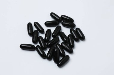 Beyaz bir arka plan üzerinde renkli hapları