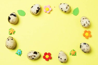 Parlak Paskalya kompozisyonu yumurta ve parlak figürlerle sarı arka planda, harika bir şenlik havası ve bahar selamlaması