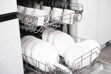 Mutfakta bulaşık makinesi ve temiz tabaklar..