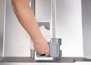 Mutfakta bulaşık makinesi ve temiz tabaklar..