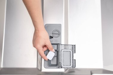 Mutfakta bulaşık makinesi ve temiz tabaklar..