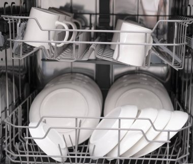 Mutfakta bulaşık makinesi ve temiz tabaklar..
