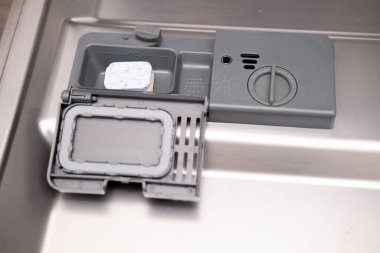 Mutfakta bulaşık makinesi ve temiz tabaklar..