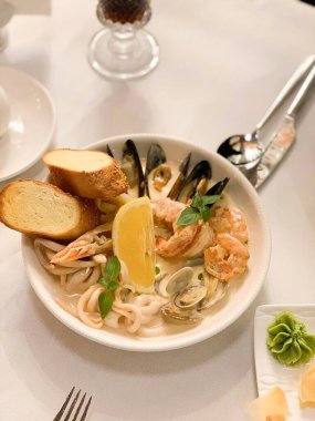 Masadaki bir restoranda deniz ürünleri tabağı..