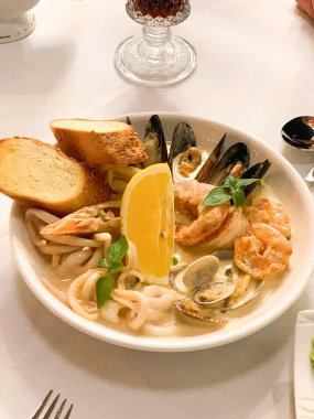 Masadaki bir restoranda deniz ürünleri tabağı..