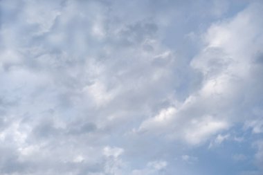 Bulutlu mavi gökyüzü bulutlu.