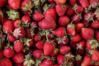 Renkli çileklerin parlak arkaplanı.