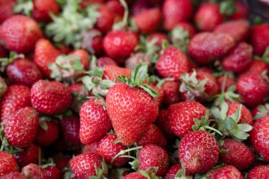 Renkli çileklerin parlak arkaplanı.