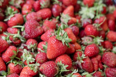 Renkli çileklerin parlak arkaplanı.