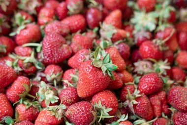 Renkli çileklerin parlak arkaplanı.