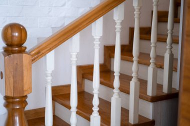 Korkuluklu ahşap bir merdiven yukarı çıkacaktır..