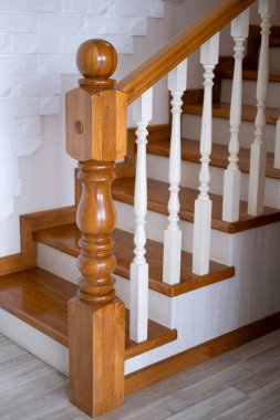 Korkuluklu ahşap bir merdiven yukarı çıkacaktır..