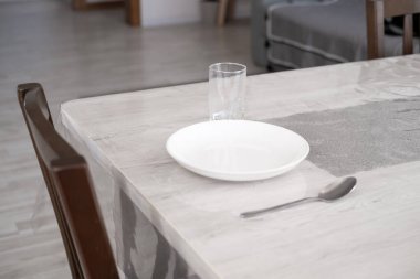 Evdeki masada bir tabak servis ediyorum..