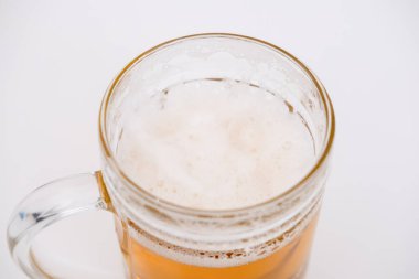 bir bardak beyaz zemin üzerine koyu bira.