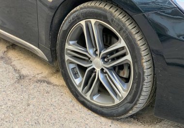 Caddeye yakın bir arabanın tekerleği..