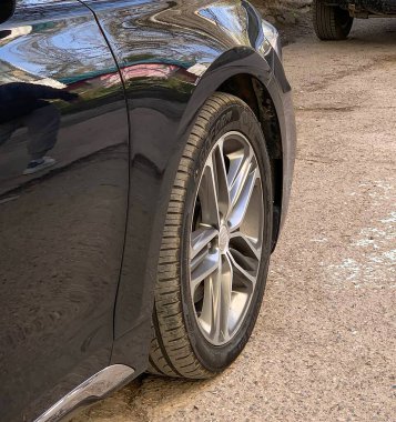 Caddeye yakın bir arabanın tekerleği..