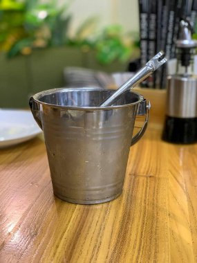 Restoranda içki için buz..