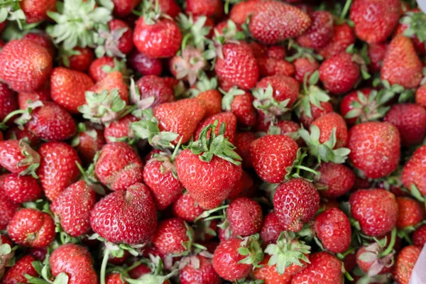 Renkli çileklerin parlak arkaplanı.