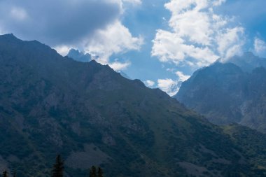 Mavi gökyüzü olan dağ manzarası.