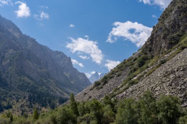 Mavi gökyüzü olan dağ manzarası.