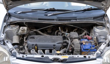 Arabanın kaputunu en üstten aç.