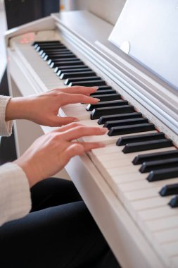 Piyano çalan kadın eller.