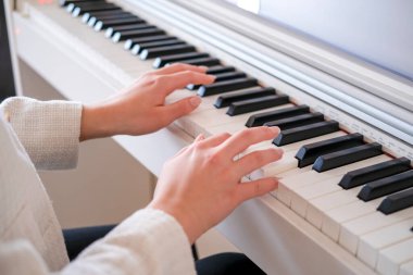 Piyano çalan kadın eller.
