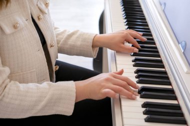 Piyano çalan kadın eller.