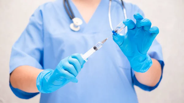 Mavi Veteriner Takımlı Kız.