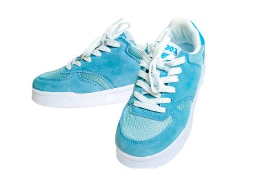 Beyaz izole arka planda mavi spor ayakkabılar.