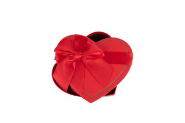 İzole edilmiş bir arkaplanda kırmızı kalp kutusu.