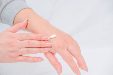 Eline krem süren kadın elleri.