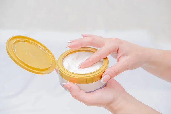 Eline krem süren kadın elleri.