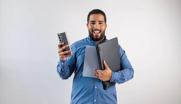 Neşeli profesyonel çoklu dijital aygıtları başarıyla yönetiyor, teknoloji başarısını gösteriyor