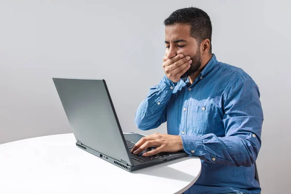 Ağzını açıp kötü habere tepki veren ya da bilgisayarında büyük bir hata yapan şaşırmış bir adam.