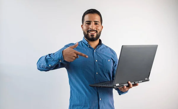 Kendine güveni tam bir iş adamı elinde bir dizüstü bilgisayar tutuyor ve yeni teknoloji ya da çözüm sunuyor.