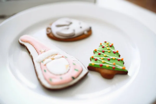 Миша, Санта Клаус і ялинка у вигляді печива на білій тарілці.. — стокове фото