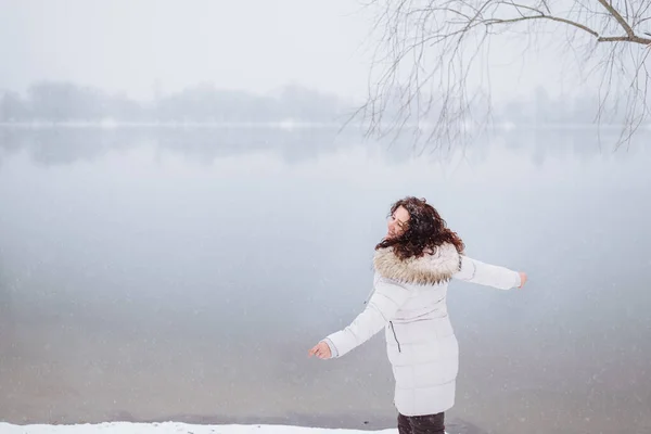 Uma menina caminha ao longo da costa em tempo nevado — Fotografia de Stock
