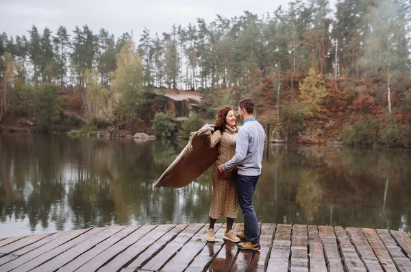 Två älskare av friluftsliv får positiva och glada känslor. Magiska ögonblick av kärleksfulla hjärtan. — Stockfoto