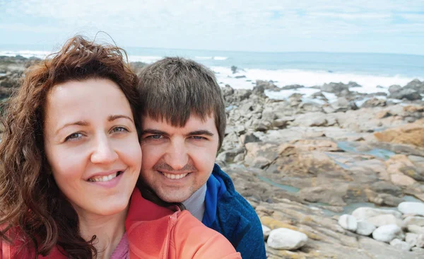 Selfie de um jovem casal turístico atraente perto do passeio marítimo. — Fotografia de Stock