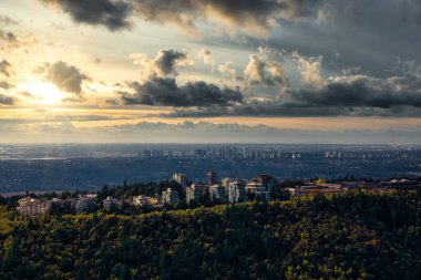 Canlı bir sabahta Burnaby Dağı 'nın havadan görünüşü