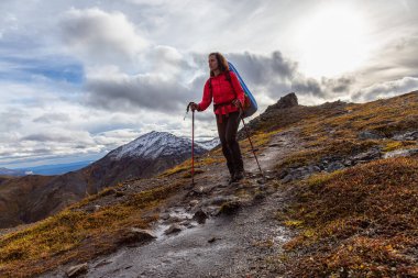 Manzaralı Dağ Manzarasında Kadın Sırt Çantası
