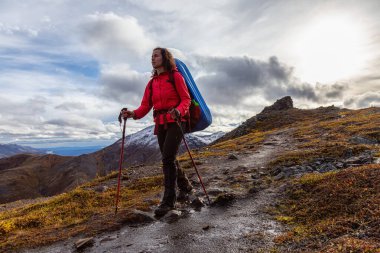 Manzaralı Dağ Manzarasında Kadın Sırt Çantası