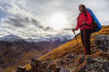 Manzaralı Dağ Manzarasında Kadın Sırt Çantası