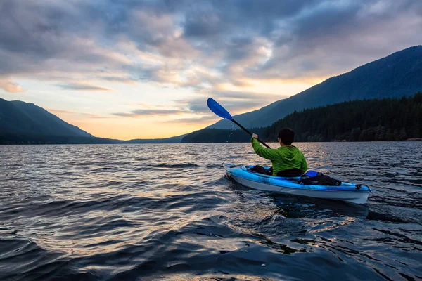 Bella vista di persona Kayak sul lago panoramico al tramonto — Foto Stock