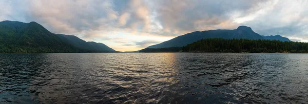 Вид на живописное озеро на закате — стоковое фото