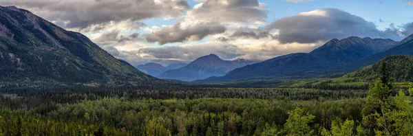 Panorámás kilátás a tájra és a tájra — Stock Fotó