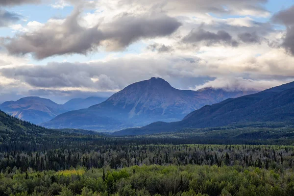 Zicht op Scenic Mountains and Landscape op een bewolkte ochtend — Stockfoto