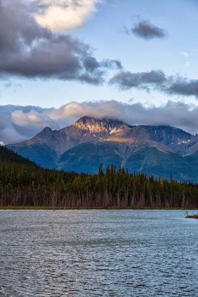 环绕着高山和树木的风景湖景观 — 图库照片